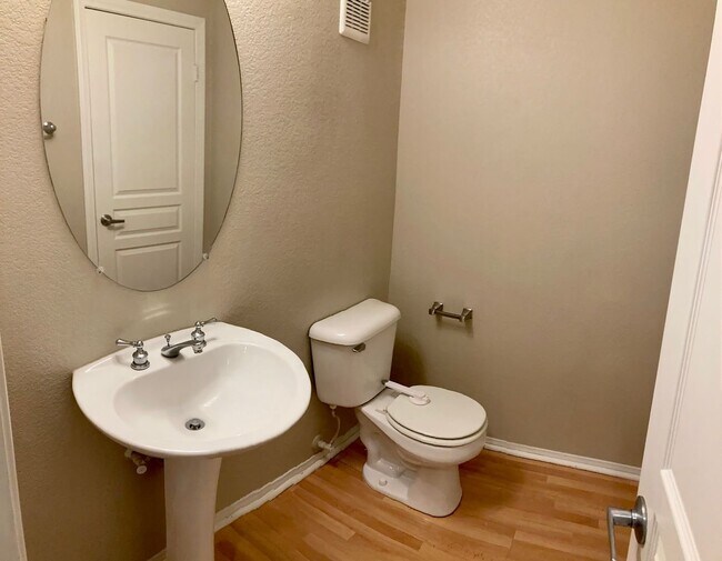 Foto del edificio - 656 Peachy Canyon Cir
