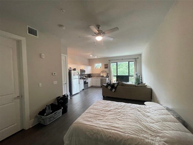 Building Photo - 2727 Houston Ave