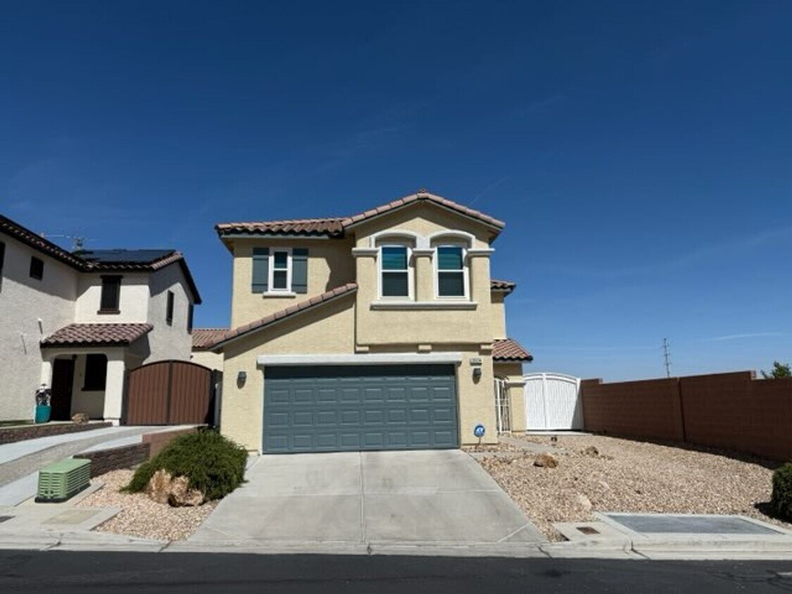 Foto principal - Spacious 4-Bedroom Home with Loft, Views &...