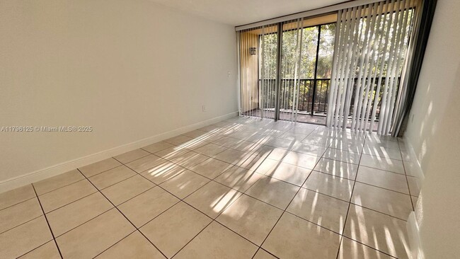 Foto del edificio - 8870 Fontainebleau Blvd