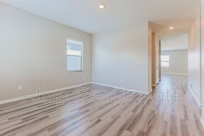 Foto del edificio - 35226 W Santa Clara Ave