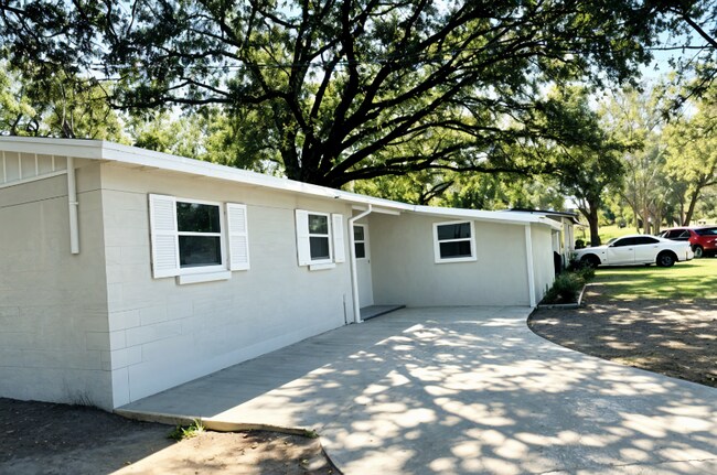 Foto del edificio - 2235 Looking Glass Ln