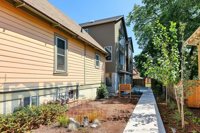 Building Photo - 4540 N Vancouver Ave
