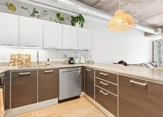 Foto del edificio - 645 W 9th St