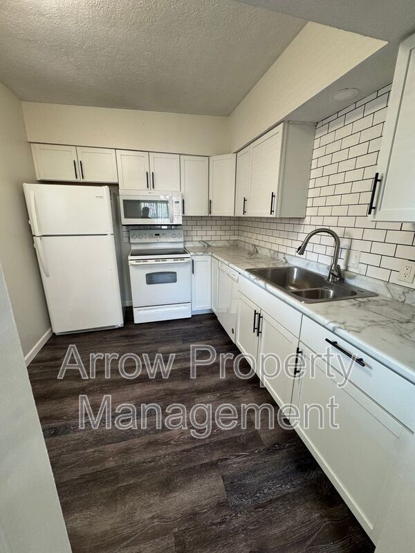 Building Photo - 526 S 25th St