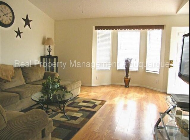 Foto del edificio - 6523 Azuelo Ave NW