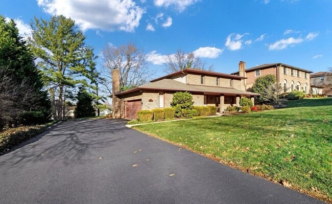 Building Photo - Fabulous 4 bedroom! York Suburban school d...