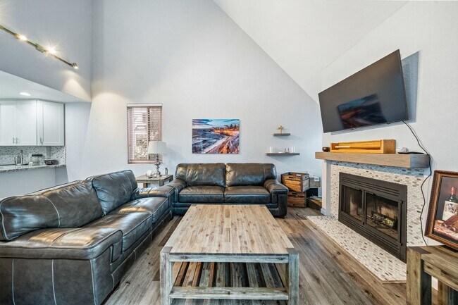 Foto del edificio - Mission Valley Beautiful Townhome Fully Furnished with A/C, Laundry + Parking