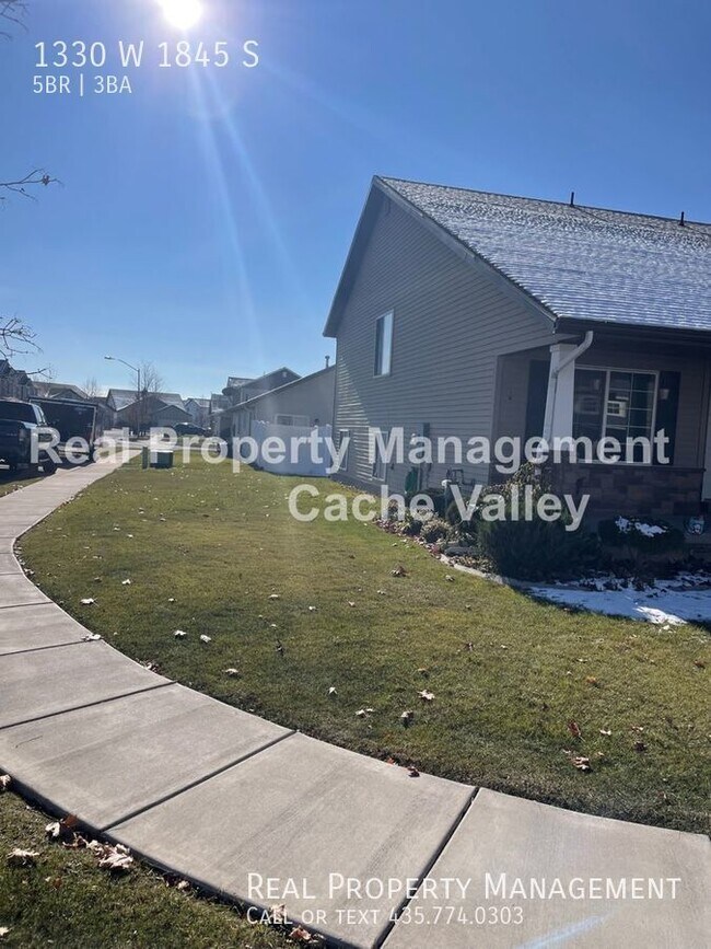 Building Photo - Beautiful Newly updated 5 bedroom home wit...