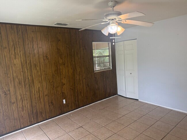 Sala de estar - 1907 Karen Ln