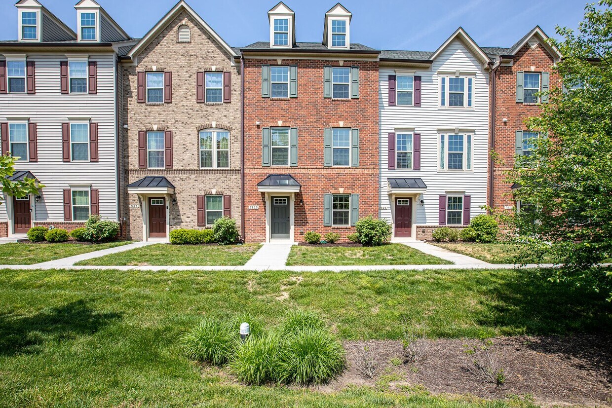 Primary Photo - Amazing 4 BR/3.5 BA Townhome in Hanover!