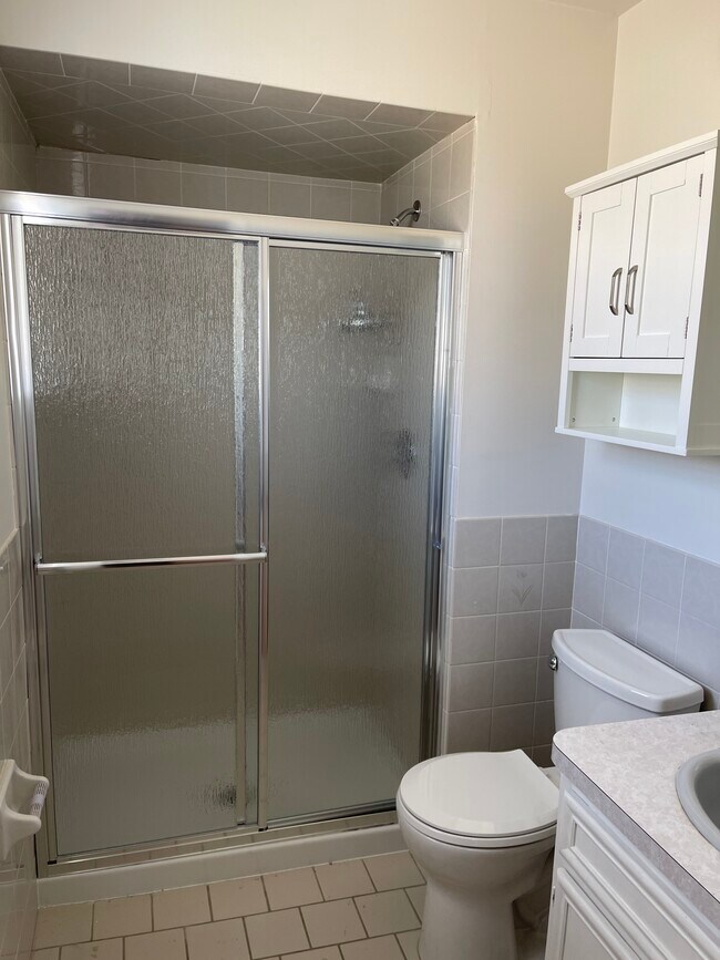 Primary bathroom - 8833 N Greenwood Ave