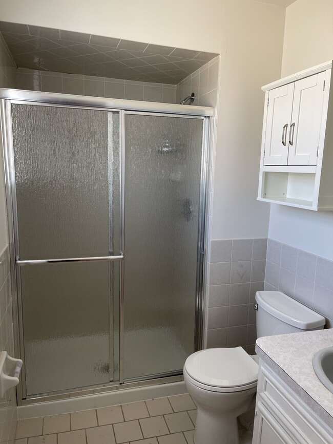 Primary bathroom - 8833 N Greenwood Ave