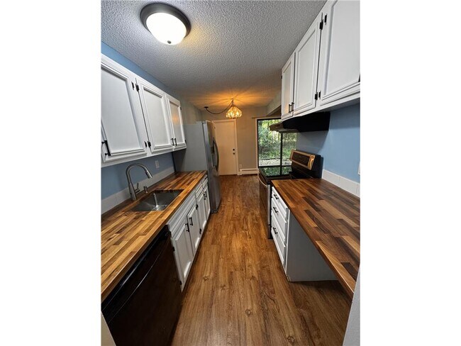 Foto del edificio - 4584 Cedar Lk Rd S