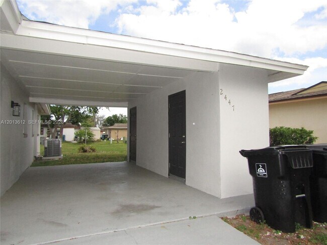 Building Photo - 2447 Messina Ave