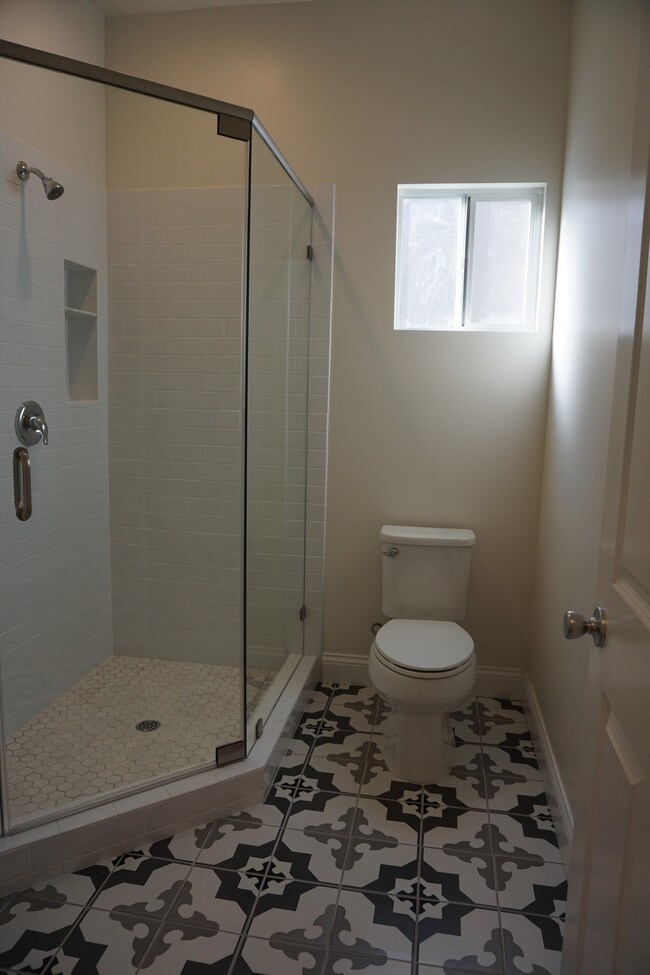 BAÑO EN EL BA1 - 5061 Packard St