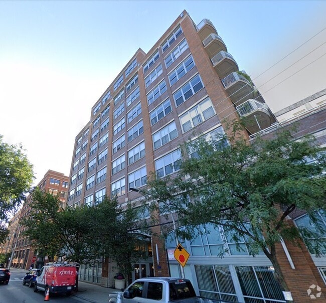 Building Photo - 933 W Van Buren St