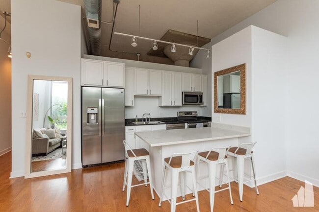 Building Photo - 1 bedroom in Chicago IL 60641