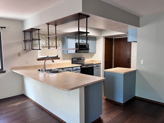Building Photo - Great location.  3 Br, 2 Bath, 3 living ar...