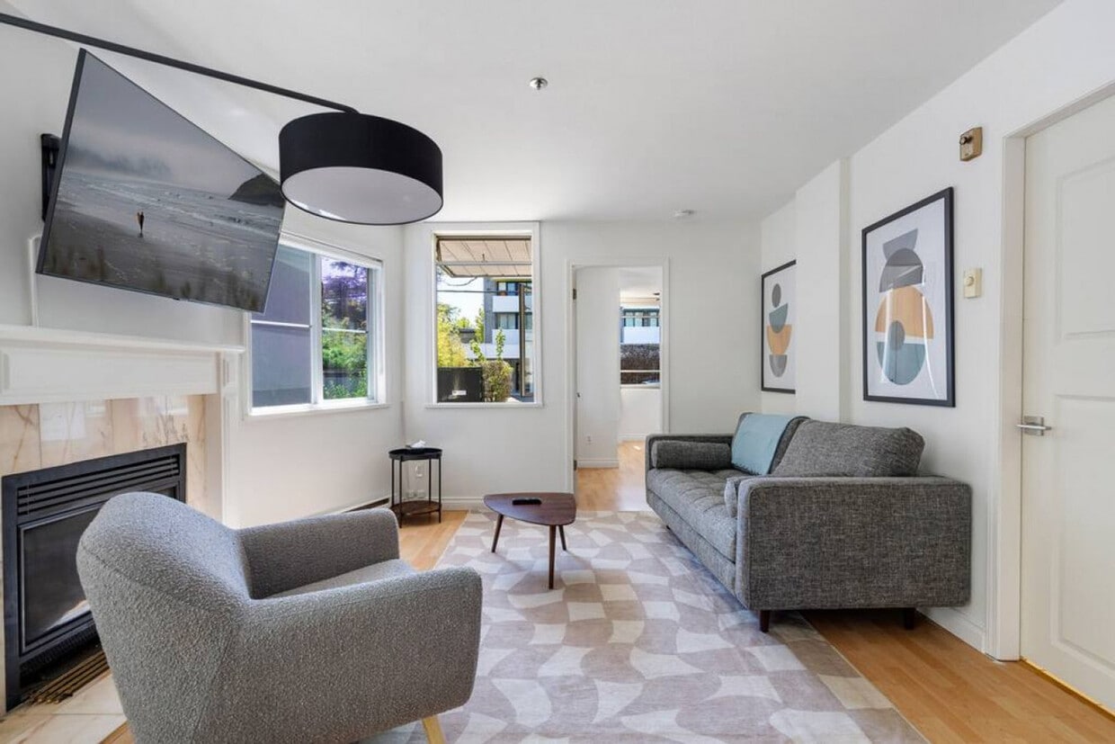 Primary Photo - 1126 W 11th Ave