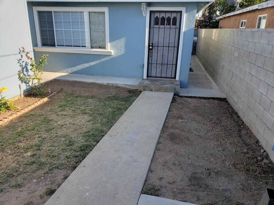 Front Yard - 4610 W 170th St