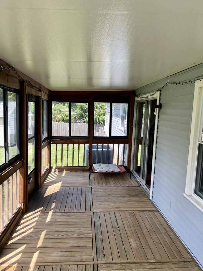 Building Photo - 705 Macneil Dr