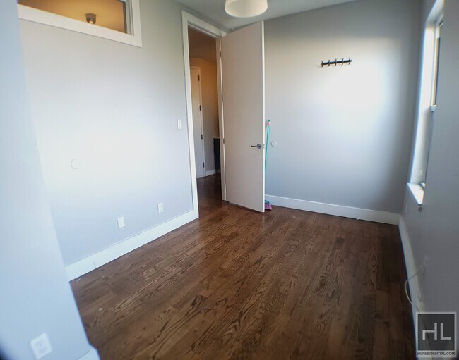 Foto del edificio - Sunny & Spacious Queen-sized 1BR in Ridgew...