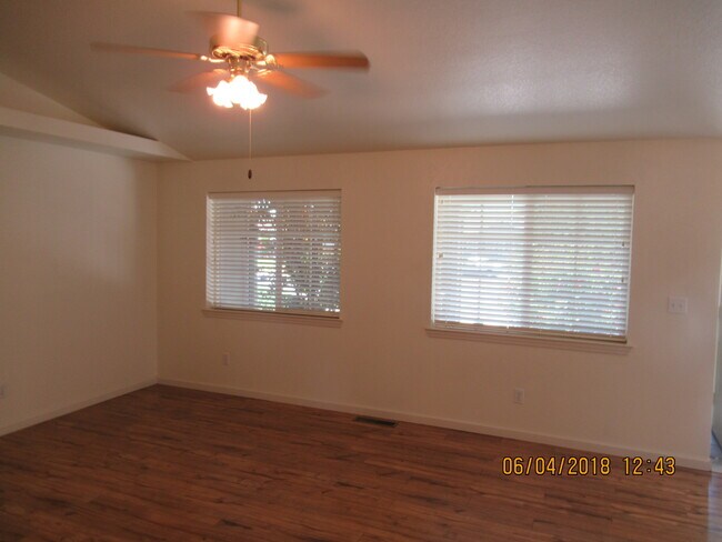 Building Photo - 1300 W Aylesbury Ct