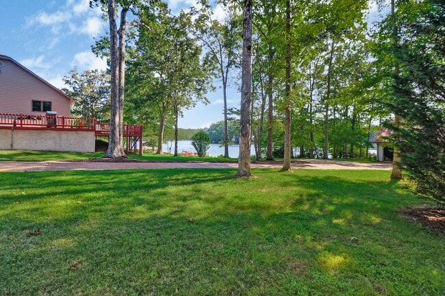 Foto del edificio - Immaculate, fully furnished property with lake views. Available for 6 to 12 month lease