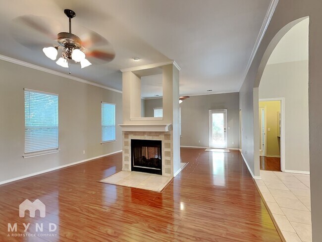 Foto del edificio - 3333 Wood Valley Rd