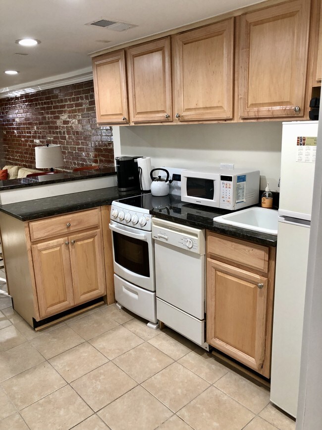 Cocina totalmente equipada con estufa nueva. - 408 5th St SE