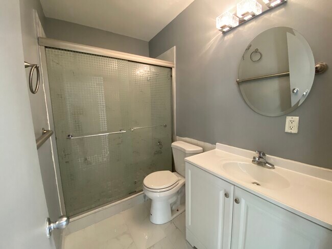 Bathroom - 616 N St Andrews Pl