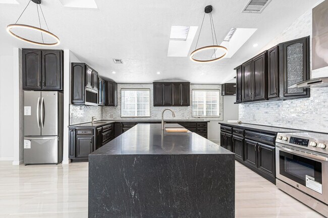 Building Photo - 4401 W McRae Way