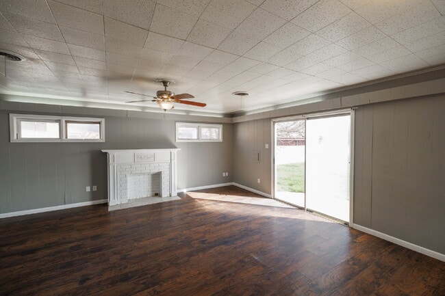 Building Photo - Short Term Lease