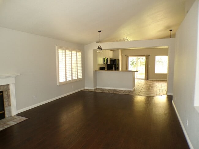 Building Photo - Beautiful East Modesto Home located in Sylvan School District