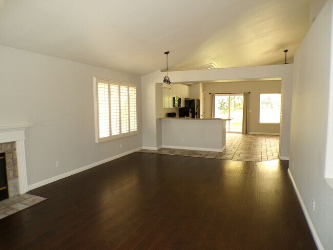 Foto del edificio - Beautiful East Modesto Home located in Sylvan School District