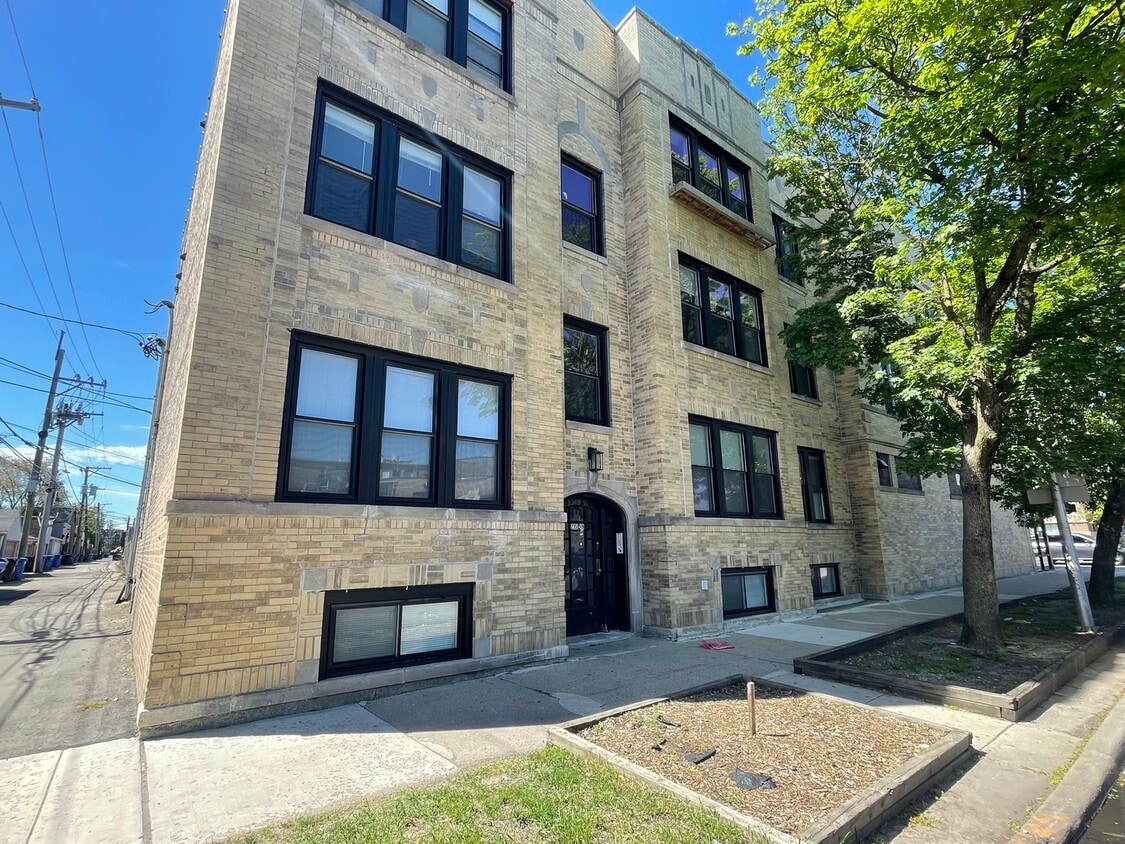 Primary Photo - 2349 W Grace St