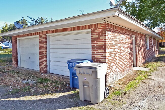 Building Photo - 2 bedroom 1 bathroom duplex close to BSU