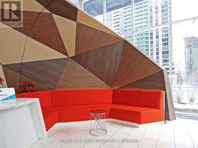 Photo du bâtiment - 30 Roehampton Ave