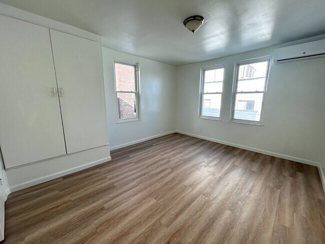 Building Photo - 681 Rhinelander Ave