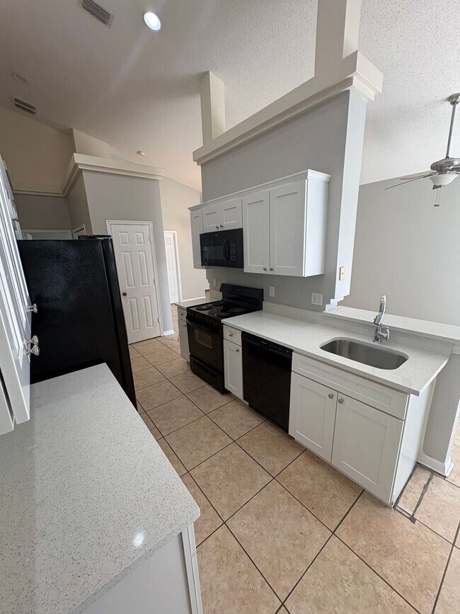 Building Photo - Spacious 4 Bedroom Home Near UCF