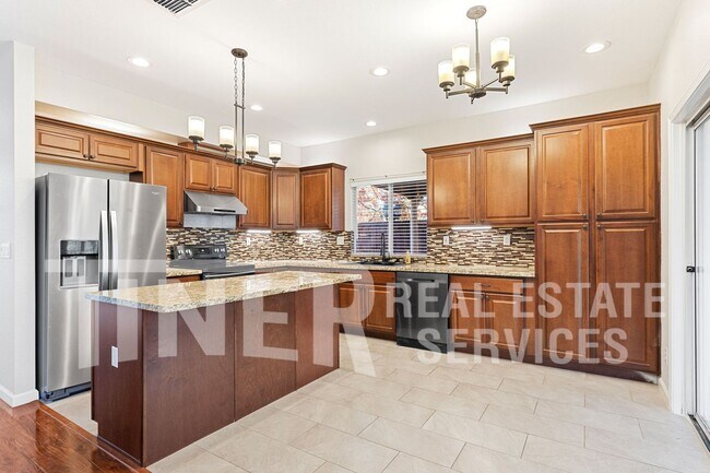 Foto del edificio - Spacious Custom Folsom Home with 4 bedroom...