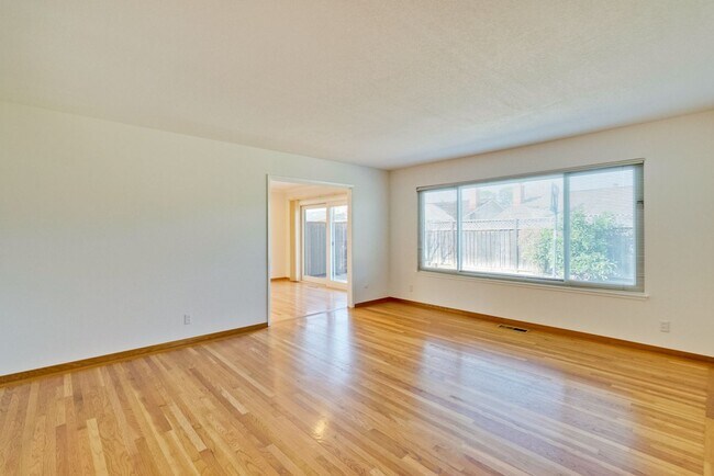 Foto del edificio - 5097 Forest Glen Dr