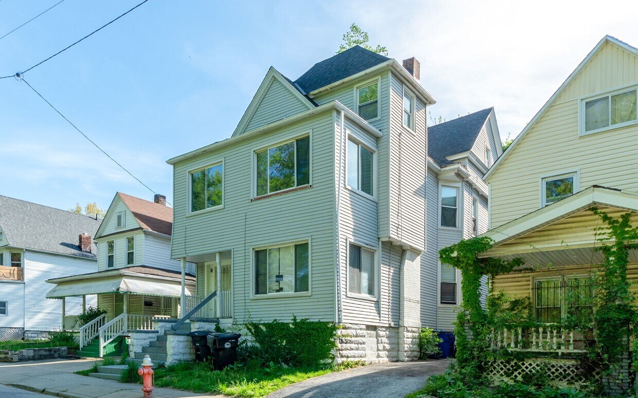Foto principal - 1261 E 99th St