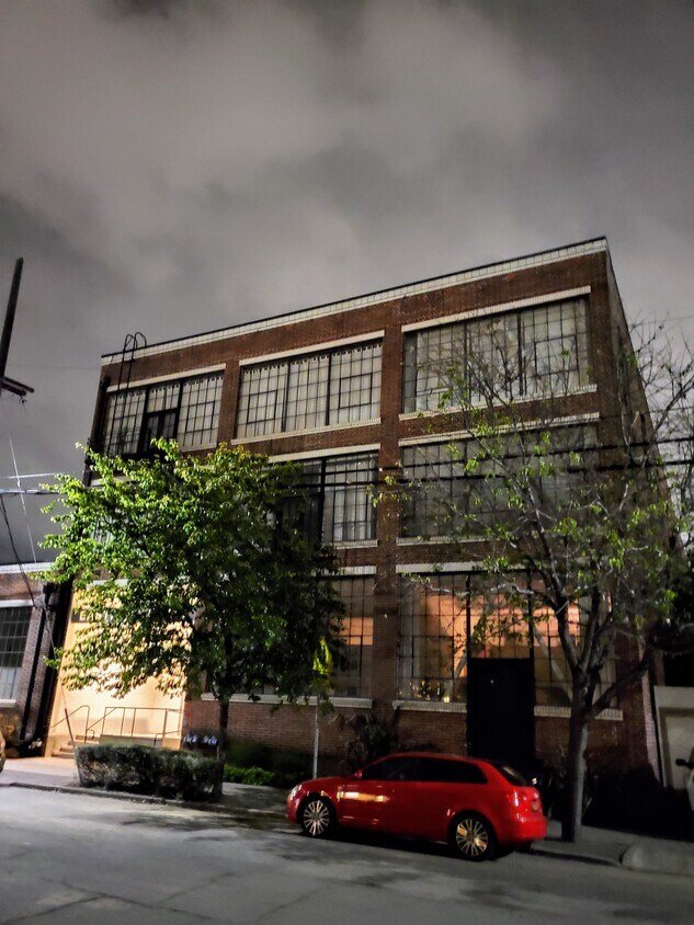 1018 4th -Night - 1018 4th Ave