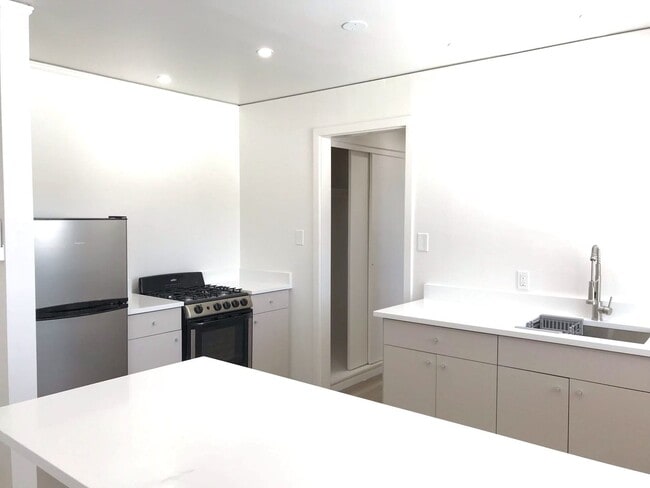 Building Photo - Renovated. Great Los Alamos location, No C...