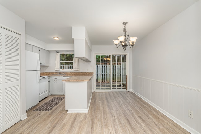 Foto del edificio - Beautifully Maintained 2-Bedroom Townhome in Desirable Cary Location