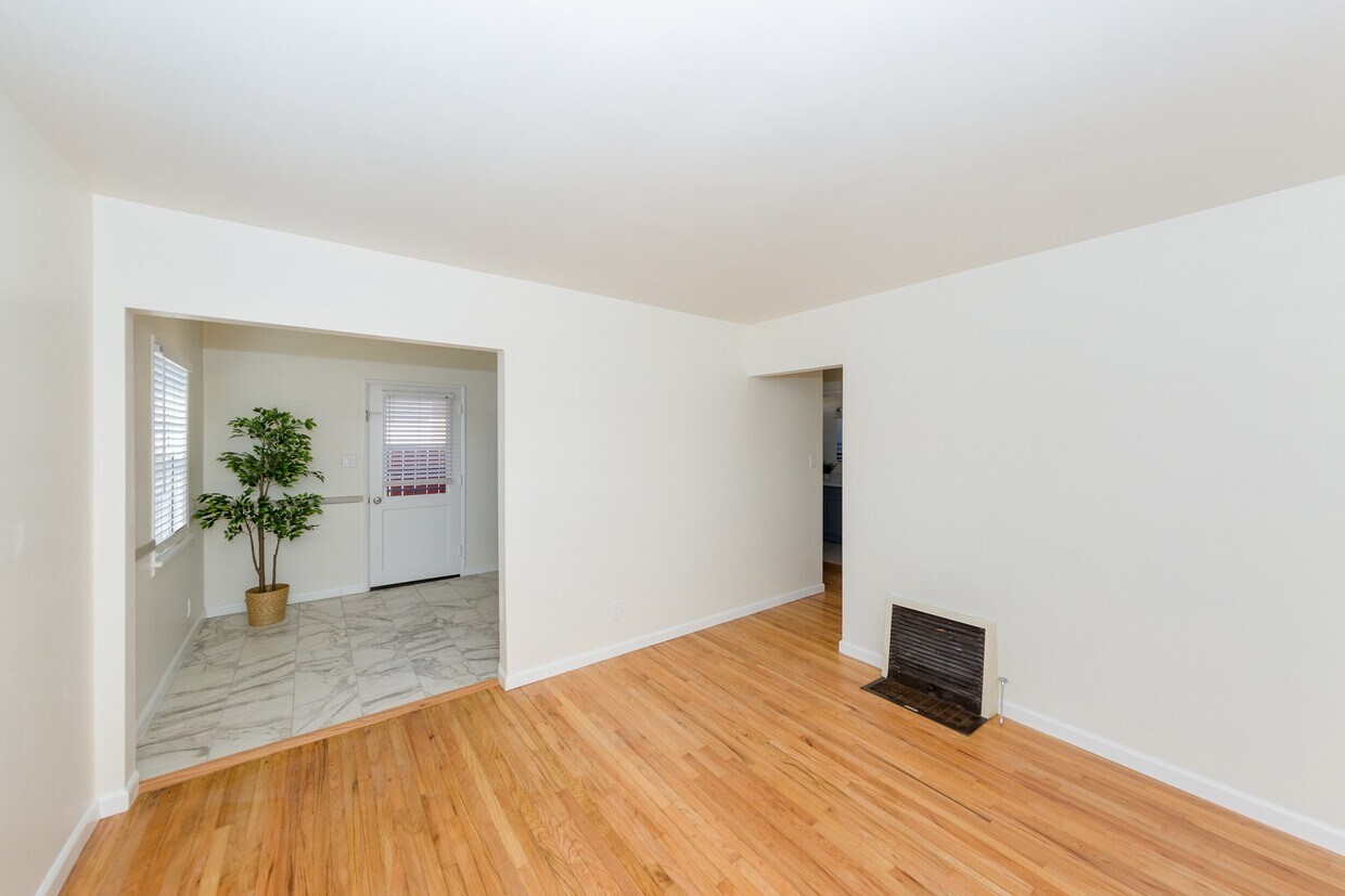 Foto principal - 2232 S Carmelina Ave