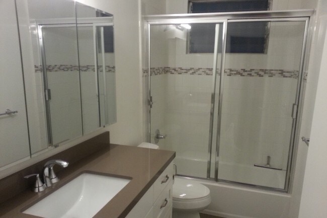 first bathroom - 615 N Flores St