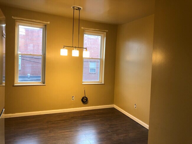 Dinning Space - 1502 E Carson St